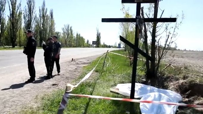 Video: Hrob zavražděného českého dobrovolníka nedaleko ruského štábu